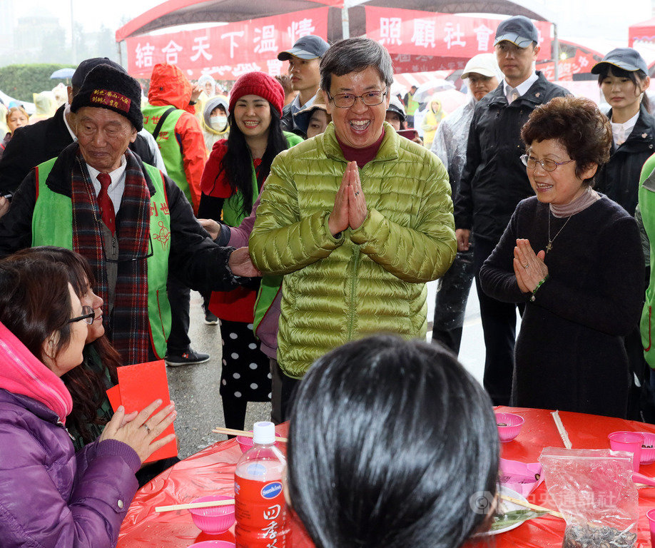「第30屆寒士吃飽30尾牙」台北場活動19日在總統府前廣場舉行,席開2200桌,副總統陳建仁(中)與妻子羅鳳蘋(右)出席向大家拜年。中央社記者郭日曉攝 109年1月19日