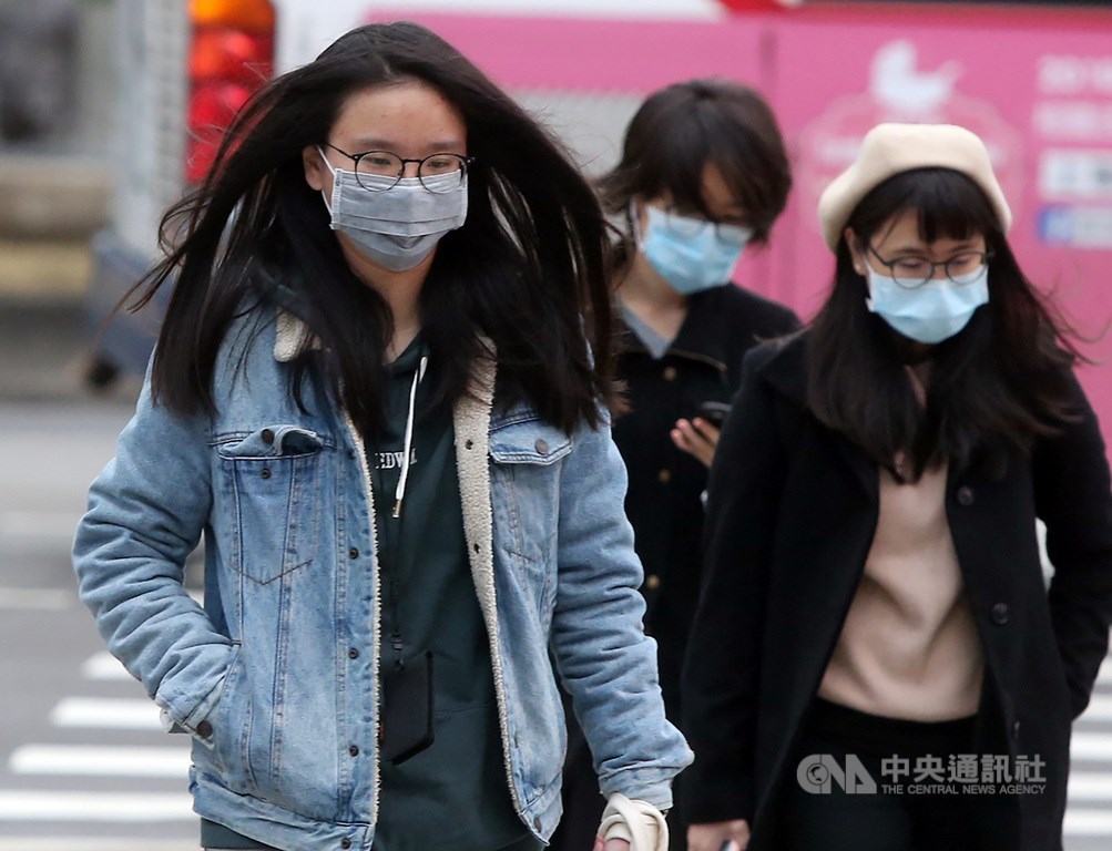 中央氣象局表示,20日白天冷氣團稍減弱,北台灣及宜花高溫略回升,但仍整天涼冷。(中央社檔案照片)