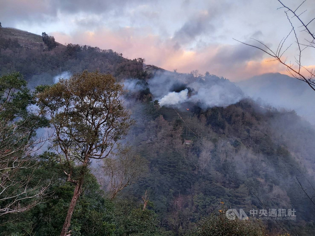 台中市和平區梨山地區台8線69公里處林班地19日發生火燒山,20日各單位仍持續滅火,目前延燒面積約3公頃,南側火勢已控制,北側仍待撲滅。(東勢林管處提供)中央社記者郝雪卿傳真 109年1月20日