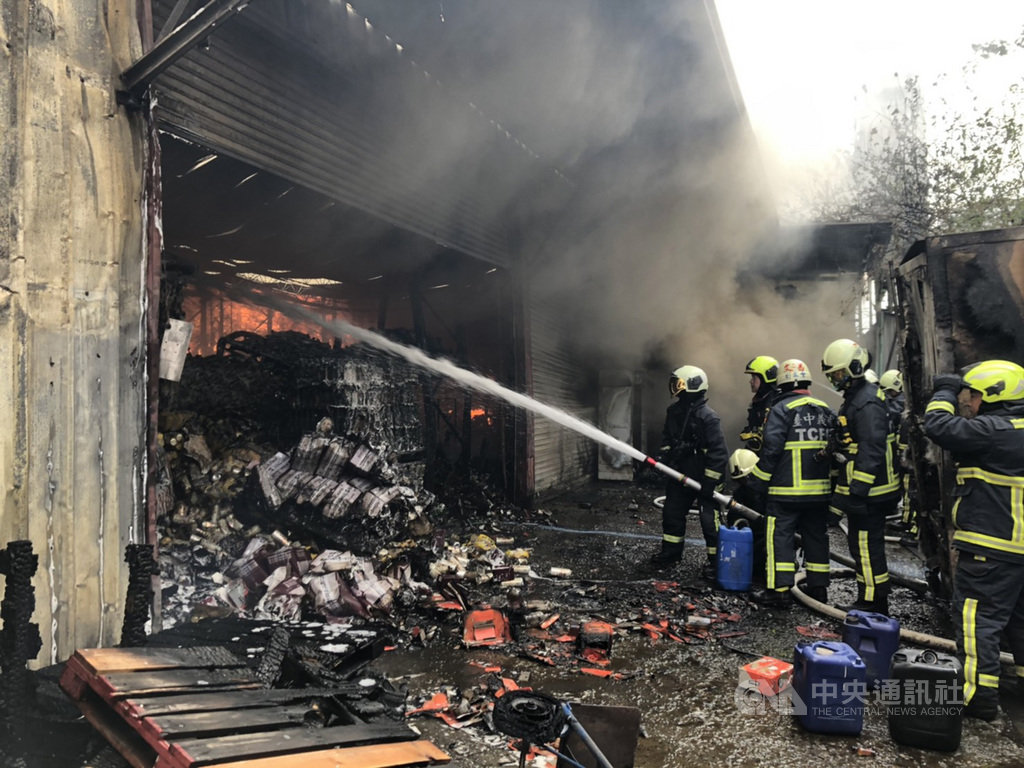 台中市北屯區旅順路二段一處倉庫20日發生火警,消防局獲報立即到場救援。倉庫所屬公司人員表示,倉庫儲放大批洋酒,詳細損失仍在清查。(台中市消防局提供)中央社記者蘇木春傳真 109年1月20日