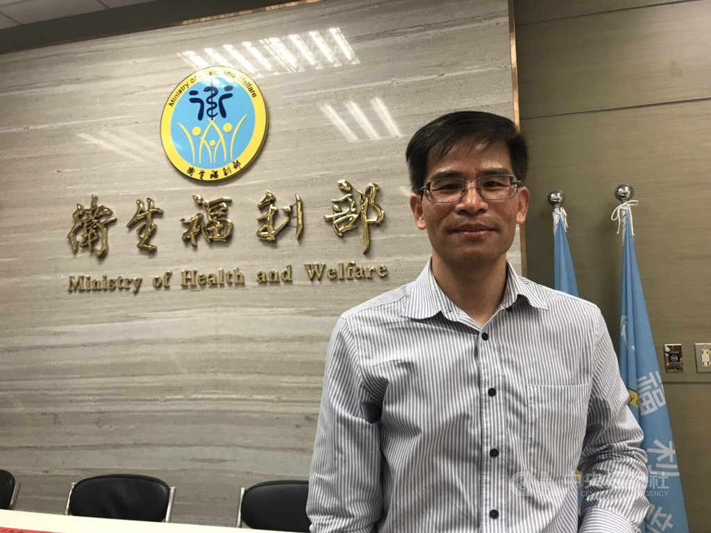 國家衛生研究院20日舉辦記者會,國衛院細胞及系統醫學研究所副研究員郭呈欽(圖)團隊耗時5年找出癌細胞生長、轉移的重要關鍵「琥珀酸」,初步發現可有效篩檢初期非小細胞肺癌,同時發展出可抑制癌細胞生長的抗體。中央社記者張茗喧攝 109年1月20日