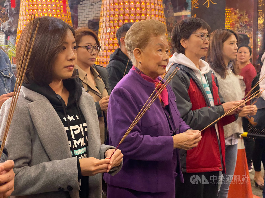 台灣民眾黨準立委蔡壁如(前排左3)20日在黨籍幹部陪同下,與黨主席、台北市長柯文哲的母親何瑞英(前排左2)一同到新竹都城隍廟參拜。中央社記者魯鋼駿攝 109年1月20日