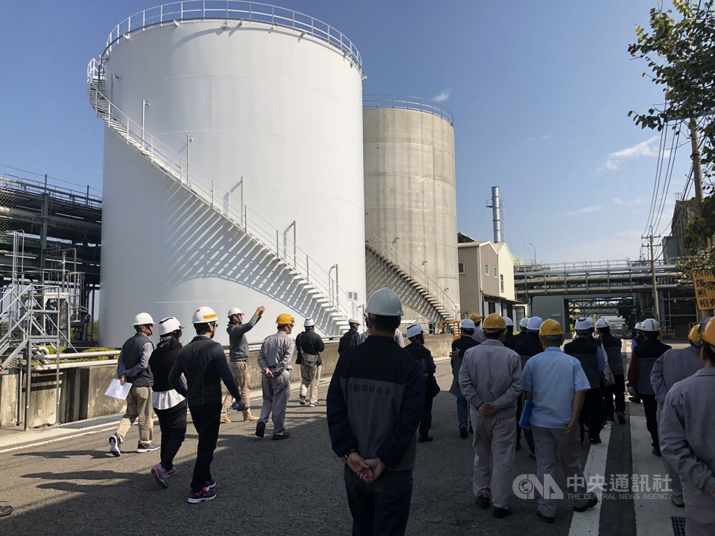 勞動部20日會同苗栗縣政府前往長春石化苗栗廠實施聯合檢查,共計發現10項缺失,依法開罰長春化工及外包商,共新台幣27萬元。中央社記者管瑞平攝 109年1月20日
