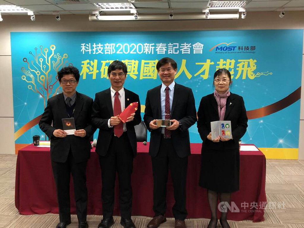 科技部長20日上午舉行年終記者會,由春節即將到來,部長陳良基(左2)手持紅包,率政務次長謝達斌(左1)、許有進(右2),以及常務次長鄒幼涵(右1)出席,向大家拜早年。中央社記者吳柏緯攝 109年1月20日
