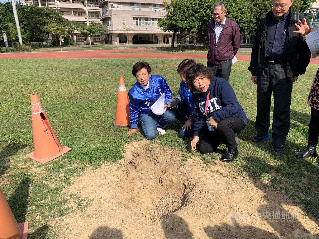尋求連任失利的國民黨立委沈智慧(蹲者左1)20日偕同國民黨不分區立委當選人葉毓蘭(蹲者左3)會勘台中市北新國中,解決運動場塌陷的坑洞問題。(沈智慧服務處提供)中央社記者郝雪卿傳真 109年1月20日
