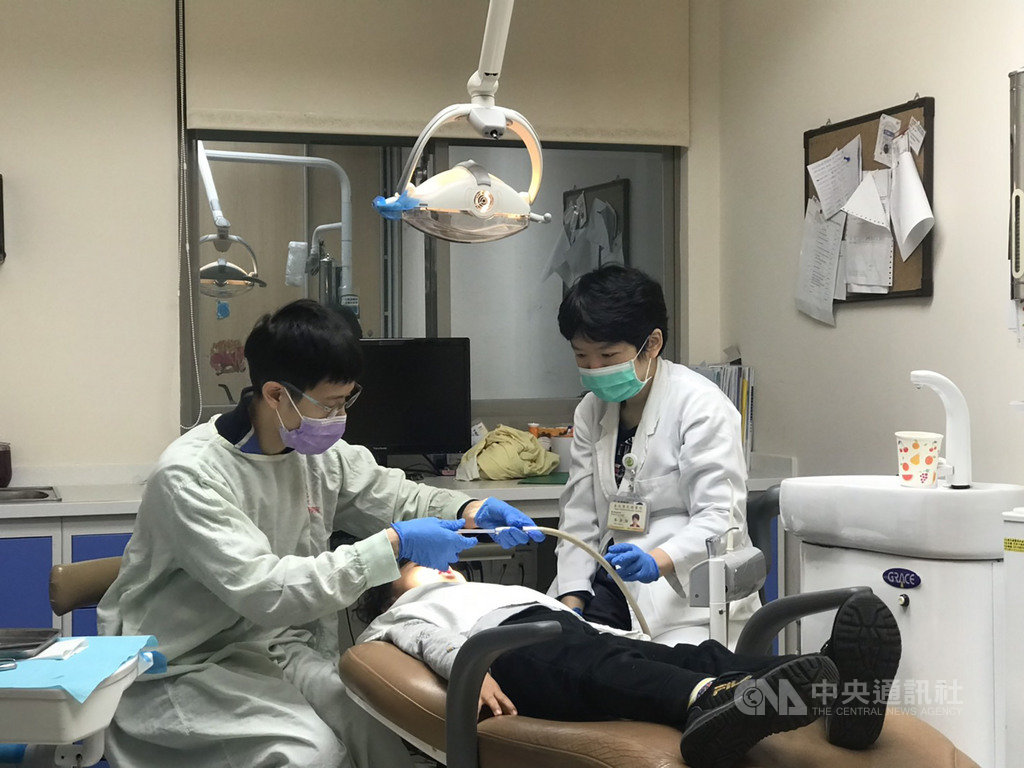 台北榮民總醫院兒童牙科醫師謝春怡表示,很多父母誤以為有贅生齒,是因為讓孩子吃了太多鈣片、鈣粉或含鈣質的食物,完全是錯誤觀念,截至目前贅生齒發生原因仍不明。中央社記者張茗喧攝 109年1月20日