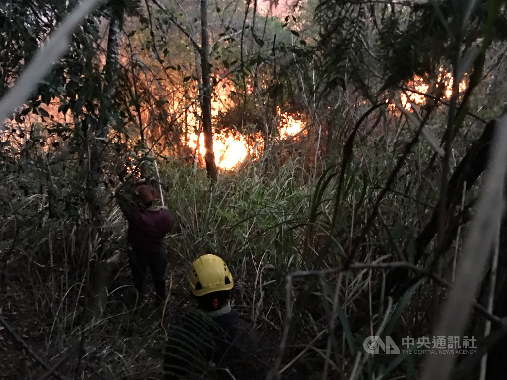 台中市和平區梨山地區於19日上午發生森林火災,經空中與地面聯合撲救,成功在20日下午4時控制火勢,目前正進行殘火處理,粗估燃燒面積約3公頃。(東勢林區管理處提供)中央社記者郝雪卿傳真 109年1月20日
