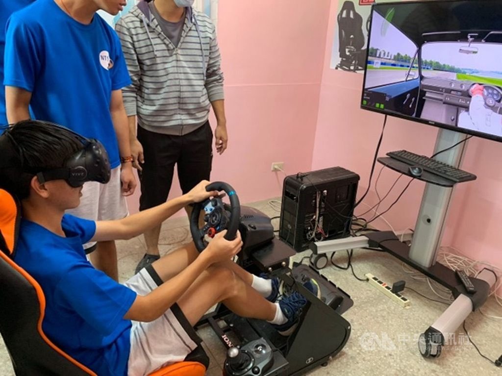 教育部在全國建置10所區域推廣中心,提供場域空間讓師生動手實作和體驗虛擬實境等新興科技,鼓勵學生用科技提升學習成效。(國教署提供)中央社記者許秩維傳真 109年1月20日