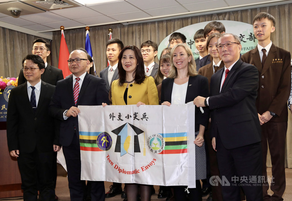 外交部20日上午舉行108年度外交小尖兵代表團出訪授旗典禮暨行前記者會,外交部發言人兼公眾外交協調會執行長歐江安(前中)將外交小尖兵專旗授予代表團隊伍。中央社記者張皓安攝 109年1月20日