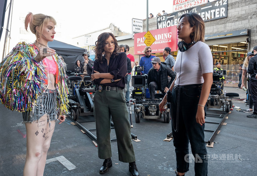 女星瑪格.羅比(Margot Robbie)(左)設立的電影公司參與製作「猛禽小隊:小丑女大解放」,找來華裔女導演閻羽茜(右)執導。(華納兄弟提供)中央社記者洪健倫傳真 109年1月20日