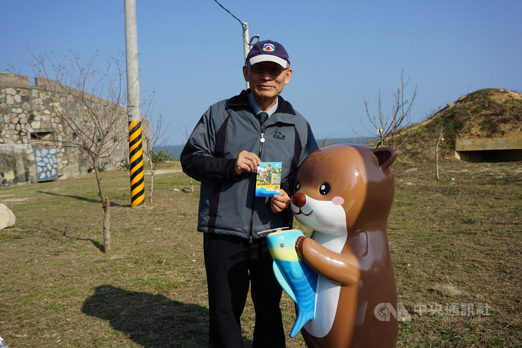金門國家公園管理處處長曾偉宏(圖)20日邀請民眾農曆春節期間走訪船型堡,現場提供解說導覽服務,並設置歐亞水獺郵筒供遊客寄送明信片。中央社記者黃慧敏攝 109年1月20日