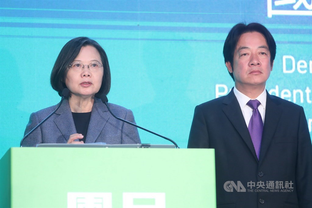 總統蔡英文(左)20日說,這次大選民進黨的政黨票確實比2016年少,要整體檢討;最大的差異應該是年輕選民對個人認同,和對政黨的認同還沒有完全接起來。(中央社檔案照片)