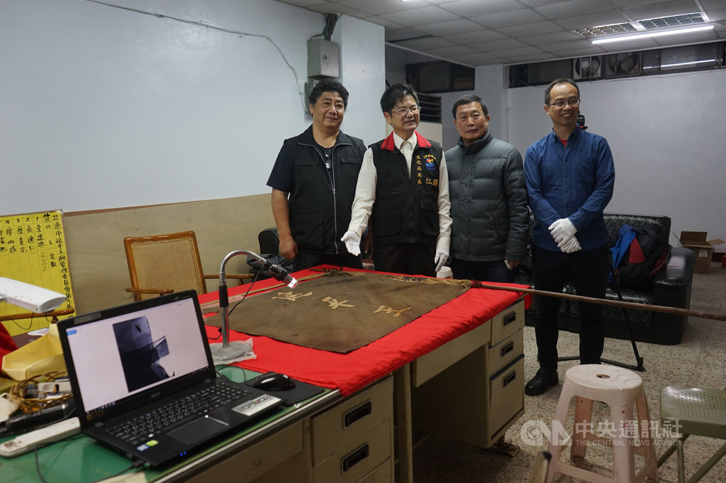 花蓮最悠久的延平王廟獲縣文化局協助、中央經費挹注,進行延平王廟文物普查建檔暨潛力古物研究調查計畫,計畫主持人莊研育(左)、國立科學工藝博物館研究人員吳慶泰(右)為文化局長江躍辰(左2)、延平王廟主委李建興(右2)說明進度。中央社記者張祈攝 109年1月20日