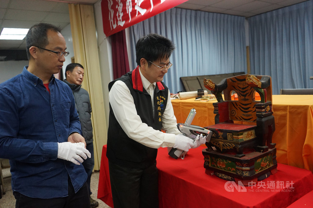 花蓮縣文化局長江躍辰(右)在國立科學工藝博物館研究人員吳慶泰(左)指導下,體驗以科學化儀器檢測花蓮廟宇古物。中央社記者張祈攝 109年1月20日
