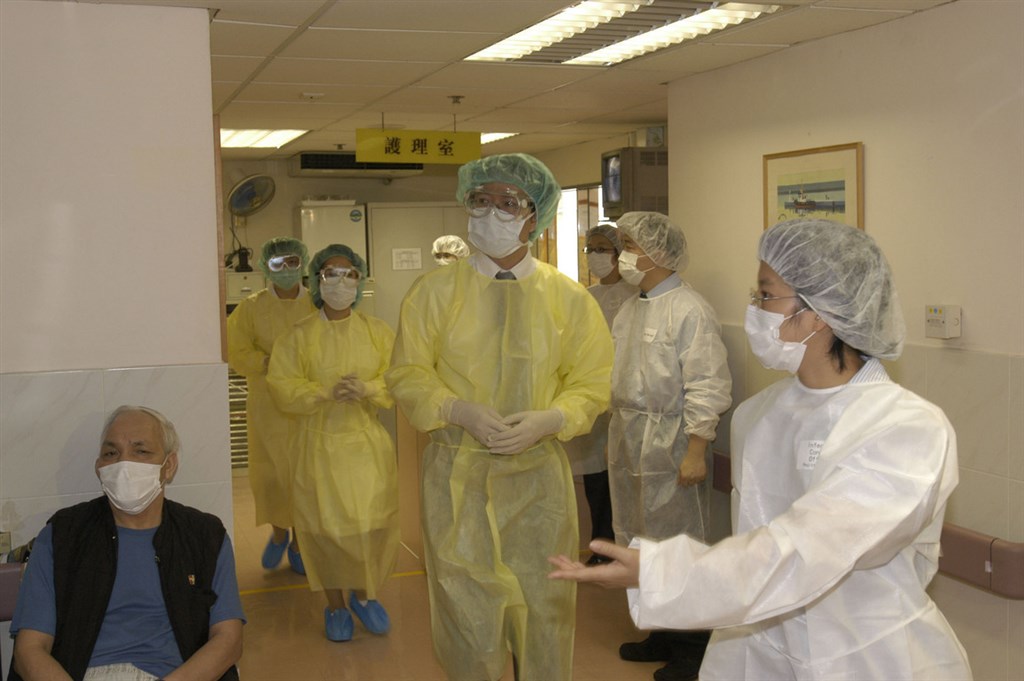 香港著名傳染病學家袁國勇21日說,如果武漢肺炎病毒在社區爆發,情況就相當嚴重,會出現當年SARS的情況。圖為2003年SARS在港爆發時,醫療當局測試預防措施。(港府提供)中央社記者張謙香港傳真 109年1月4日