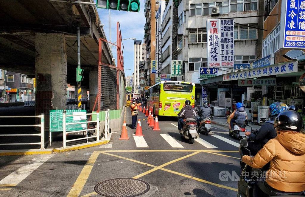 台北市重慶南路高架橋23日起封橋開拆,為維護周邊交通順暢及行車秩序,警方特別規劃相關交通疏導勤務,於施工地點周邊路口布署交通管制疏導崗位16處、路況查報4線與動用警力11名和義交22名。(台北市警察局交通警察大隊提供)中央社記者黃麗芸傳真 109年1月20日