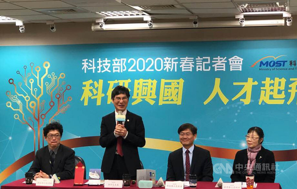 科技部20日舉行年終記者會,部長陳良基(左2)細數過去任內的施政成果,包含人才培育、半導體計畫、太空產業發展、人工智慧(AI)應用與法規鬆綁等。中央社記者吳柏緯攝 109年1月20日