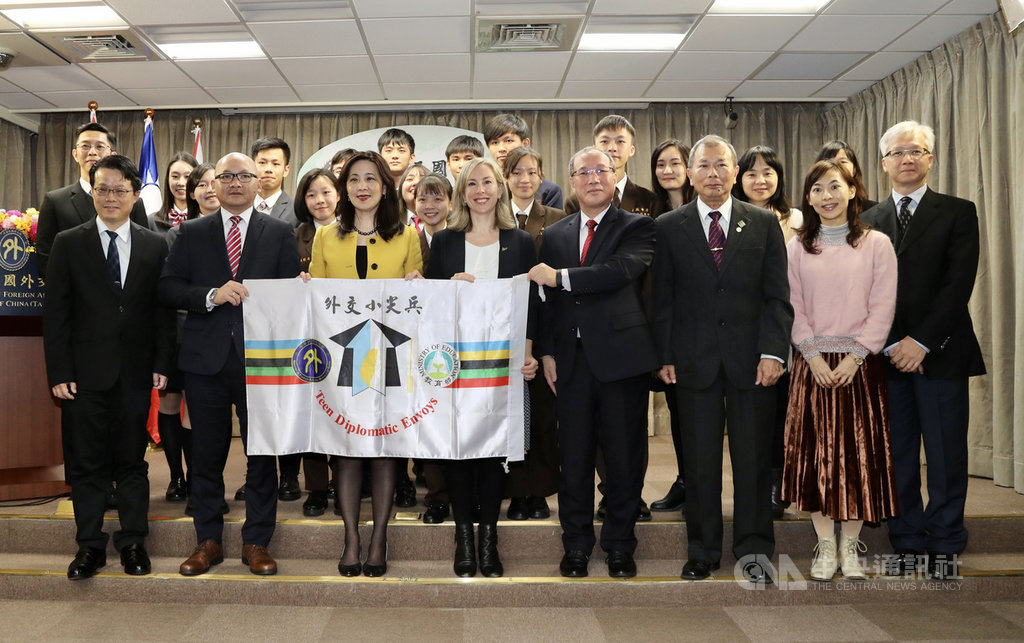 外交部20日舉行108年度外交小尖兵代表團出訪授旗典禮暨行前記者會,由外交部發言人兼公眾外交協調會執行長歐江安(前左3)將外交小尖兵專旗授予代表團隊伍,12位外交小尖兵30日將啟程赴新南向目標國印尼與紐西蘭,進行為期11天文化交流與參訪。中央社記者張皓安攝 109年1月20日