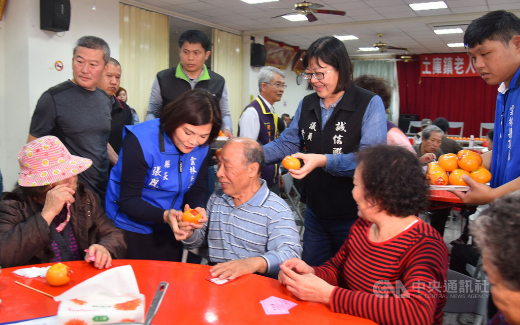 雲林縣政府20日贈送1萬顆貼有福字的茂谷柑,給長青食堂共餐長輩。縣長張麗善(前左2)祝大家「食」來運轉,好運「柑」來。中央社記者蔡智明攝 109年1月20日