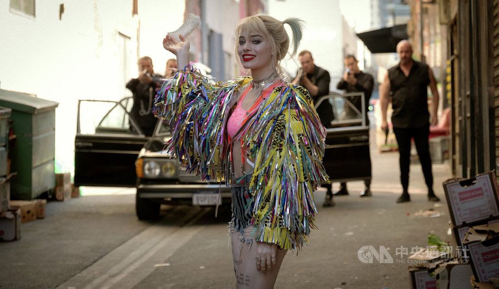 女星瑪格.羅比(Margot Robbie)在電影「猛禽小隊:小丑女大解放」(Birds of Prey)中,飾演「小丑女」哈立奎茵。她也特別與片中成員們一同錄製短片,以中文向台灣影迷拜年。(華納兄弟提供)中央社記者洪健倫傳真 109年1月20日