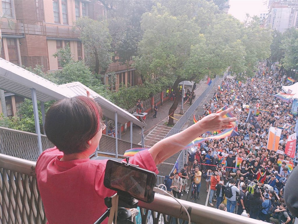 同婚專法2019年5月17日三讀通過,民進黨籍立委尤美女在立法院天橋上面揮舞彩虹絲帶,替挺同民眾加油。(圖取自facebook.com/yumeinu)