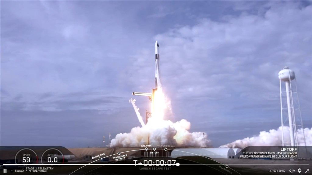 美國太空探索科技公司19日在無人太空船「飛龍號」發射後的9分鐘內,成功測試太空船的緊急逃生系統。(圖取自twitter.com/SpaceX)