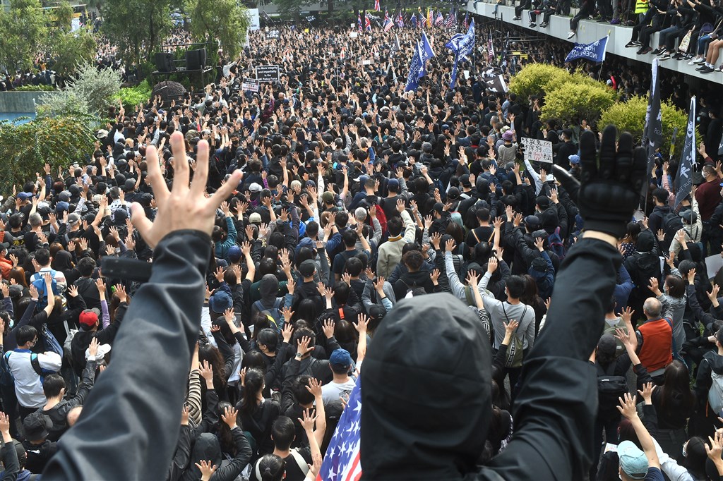 香港民間集會團隊19日下午在中環遮打花園發起「天下制裁」集會,但中途遭港警腰斬終止,隨後引爆警民衝突。(法新社提供)