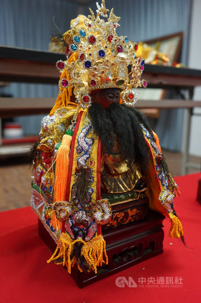 高約27公分的「開基延平王神像」是花蓮延平王廟的鎮廟之寶,相傳具有近170年歷史,是這次廟宇古物檢測中的潛力古物。中央社記者張祈攝 109年1月20日