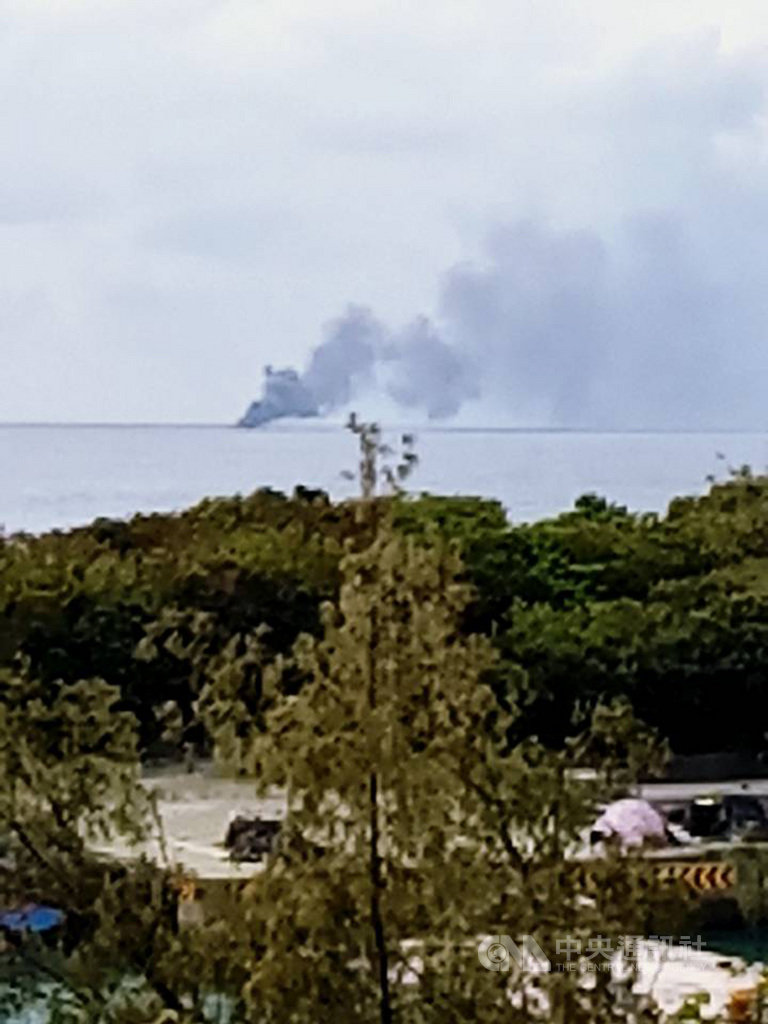 台東縣成功鎮海域一艘漁船20日上午起火燃燒,岸上可見船隻竄出濃煙,警消獲報後立即前往馳援。中央社記者李先鳳攝 109年1月20日