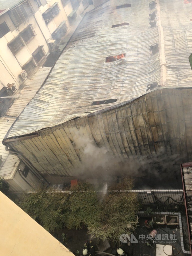 台中市北屯區旅順路二段一處儲放大批洋酒的倉庫20日發生火警,鐵皮屋建造倉庫因大火高溫,造成部分塌陷。(台中市消防局提供)中央社記者蘇木春傳真 109年1月20日