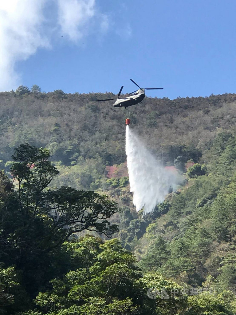 陸軍航空特戰指揮部20日派遣CH-47直升機執行梨山地區森林火災空中灑水滅火任務。(國防部提供)中央社記者王承中傳真 109年1月20日