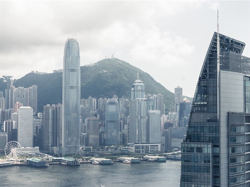國際信評機構穆迪(Moody's)20日以香港機構的能力與治理「低於原先預估」為由,調降香港信用評等,由Aa2調降至Aa3。(示意圖/圖取自PAKUTASO圖庫)