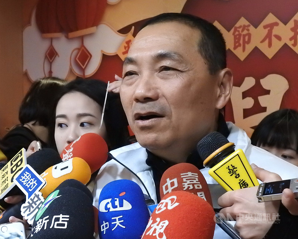新北市長侯友宜(前)20日出席市政活動並接受媒體聯訪,談到對國民黨拚改革的意見時表示,目前最重要是新北國際化,盼和世界城市交流。中央社記者王鴻國攝 109年1月20日