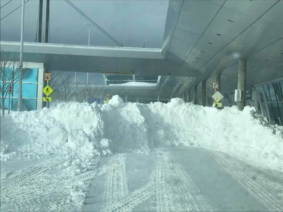 加拿大聖約翰國際機場17日記錄到76.2公分降雪,打破1999年4月5日創下的68.4公分單日降雪紀錄。(圖取自facebook.com/StJohnsInternationalAirport)
