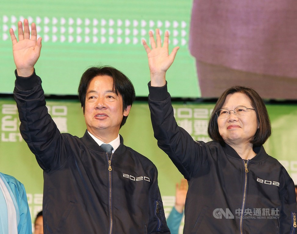 總統蔡英文(右)20日被問到,她的副手賴清德(左)適不適合做為下一任接班人,她說,民進黨連一個現任總統都要經過初選,所以,「沒有所謂的指定接班的事情」。(中央社檔案照片)
