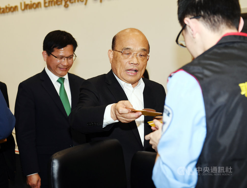 行政院長蘇貞昌(中)21日在交通部長林佳龍(左)陪同下,視察台北車站春節疏運情形,並在北車四鐵共構安全應變中心向執勤人員發送賀節紅包表達感謝。中央社記者施宗暉攝 109年1月21日