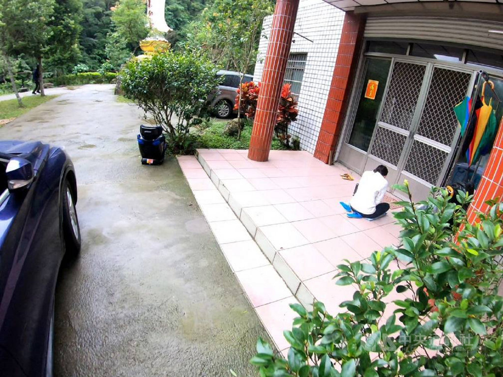 婦人林欣月成立宗教團體,涉教唆幹部毆打凌虐不服管教的成員,刑事局前往南投縣國姓鄉的道場偵辦時,還有被害成員在道場內遭毆打後罰跪整晚。(檢方提供)中央社記者蘇木春傳真 109年1月21日