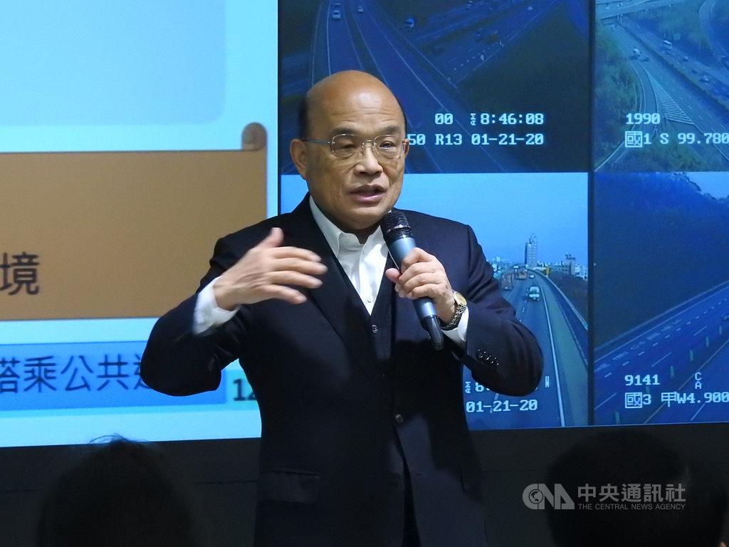 行政院長蘇貞昌21日到高速公路局交控中心視察春節疏運情形,期許高公局疏運措施要規劃綿密,執行與應變兼顧,哪裡有狀況,一定要在20分鐘內排除。中央社記者王鴻國攝 109年1月21日