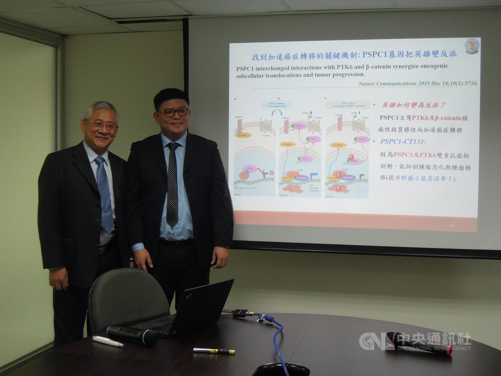 中央研究院21日舉行「找到加速癌症轉移的關鍵機制PSPC1基因把英雄變反派」記者會,中研院生物醫學科學研究所研究員周玉山(左)、中研院博士後研究學者藍耀東(右)在會中分享發現基因PSPC1加速癌症轉移的關鍵機制。中央社記者吳欣紜攝 109年1月21日