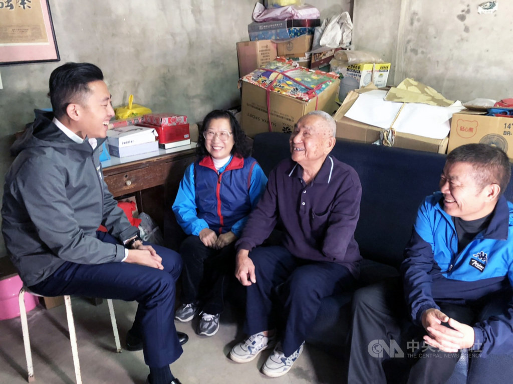 新竹市長林智堅(左1)21日化身為「一日送餐員」,到自助店為長輩打菜,並騎機車到長輩家送餐,他表示,感謝平日送餐志工,傳遞市府對獨居、失能長者的關懷,也盼能吸引更多民眾,一起加入志工行列。中央社記者郭宣彣攝 109年1月21日