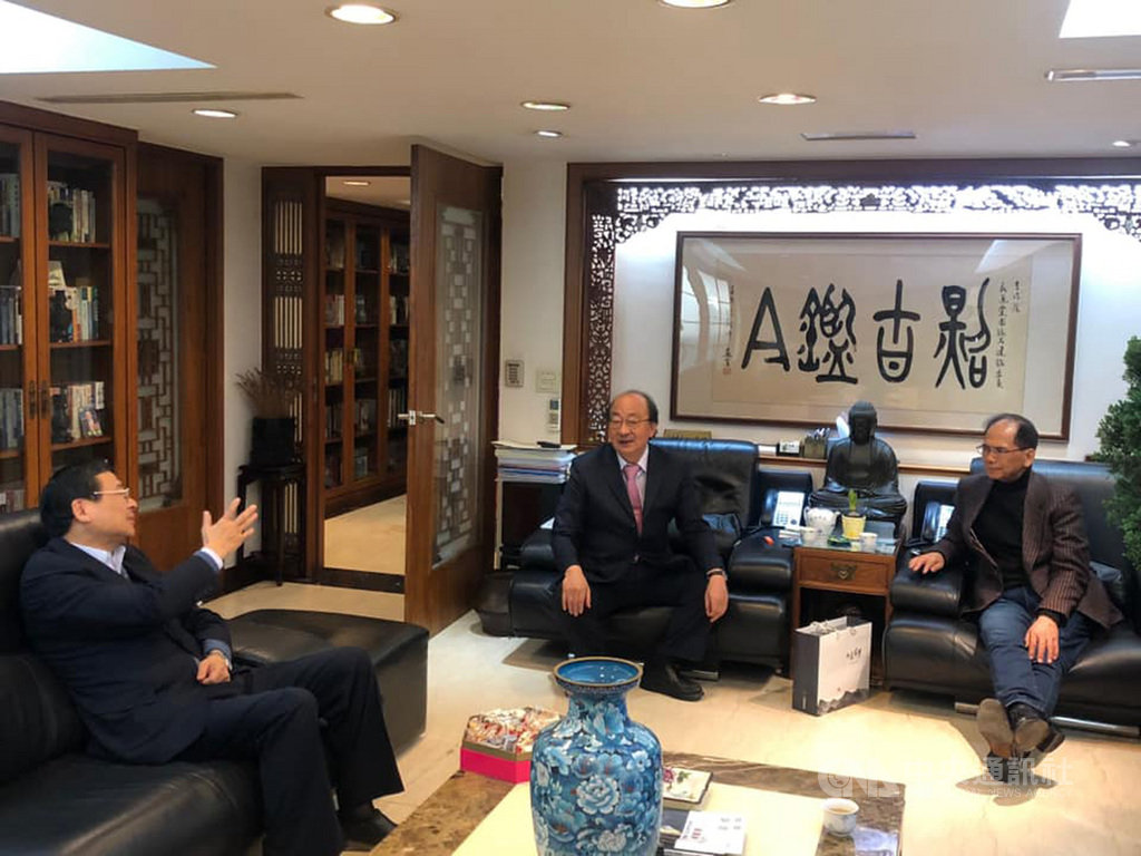第10屆立法院2月1日將改選正副院長,民進黨不分區立委當選人游錫堃(右)21日下午到民進黨團總召柯建銘辦公室拜會(中),國民黨團總召曾銘宗(左)受邀出席。(柯建銘辦公室提供)中央社記者陳俊華傳真 109年1月21日