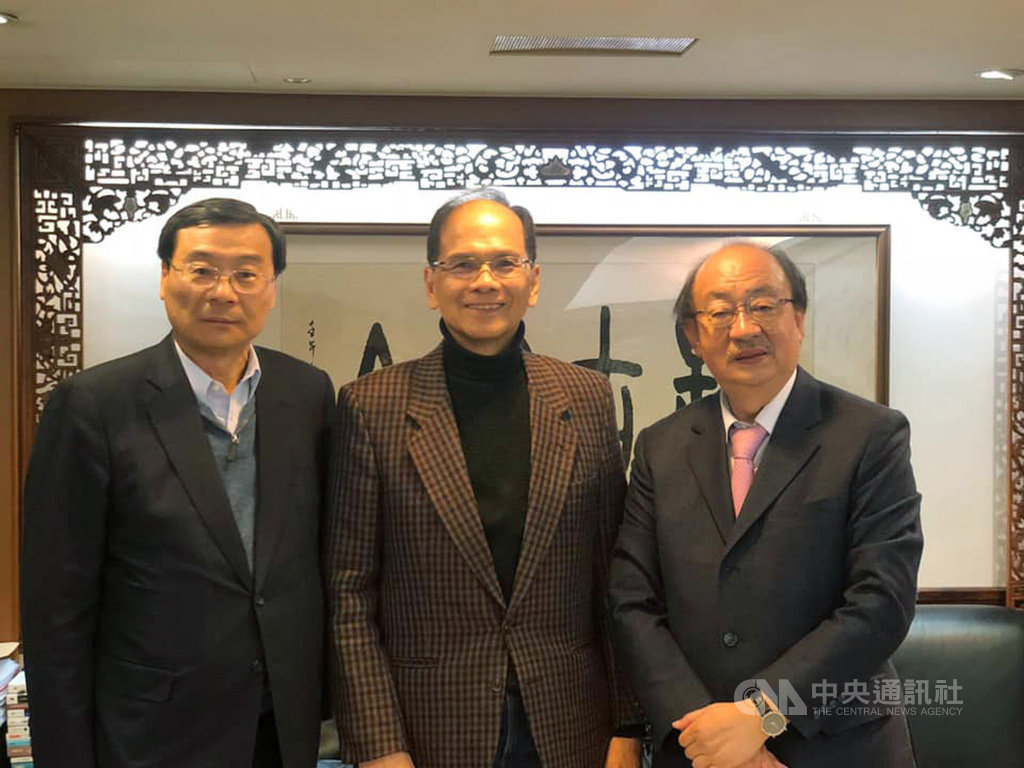 第10屆立法院將在2月1日改選正副院長,民進黨不分區立委當選人游錫堃(中)21日下午拜會民進黨團總召柯建銘(右)、國民黨團總召曾銘宗(左)。(柯建銘辦公室提供)中央社記者陳俊華傳真 109年1月21日