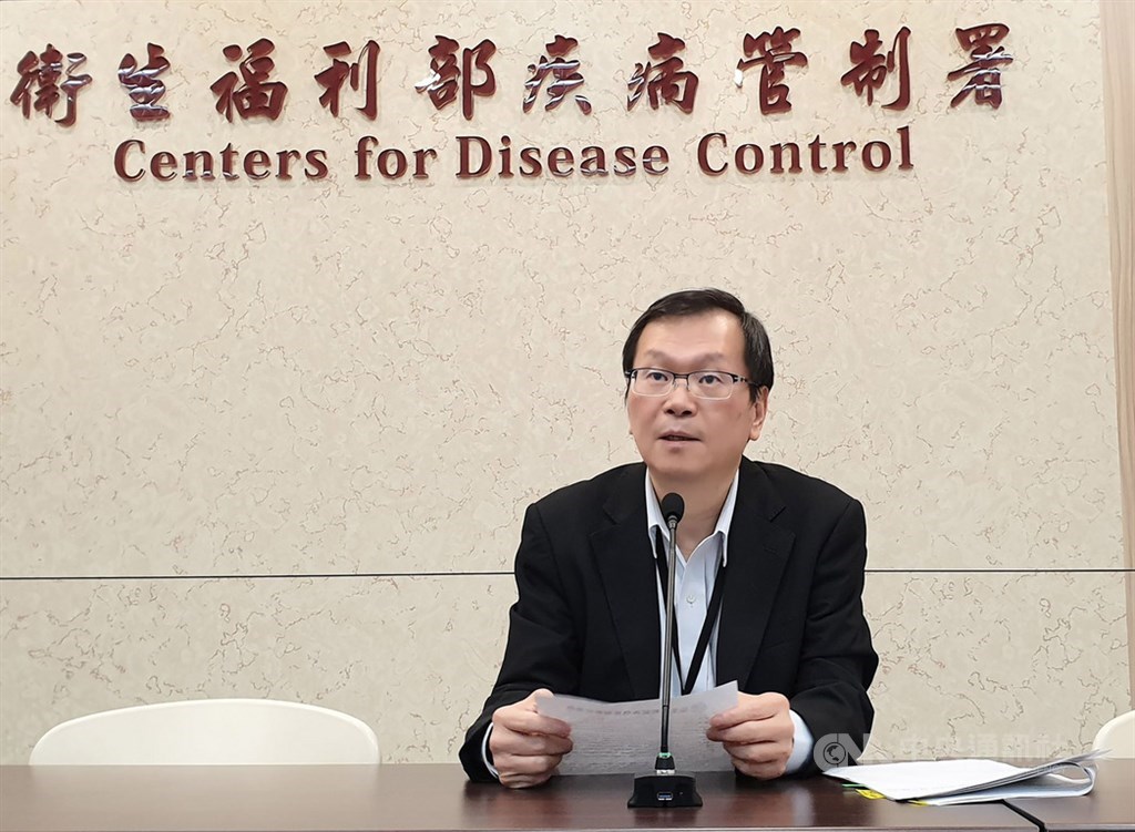 衛福部疾管署副署長莊人祥(圖)21日表示,針對所有入境台灣旅客,不管任何國籍,14天內有中國旅遊史,且客觀評估為肺炎,在國門就會後送;入境後也是不論國籍依法隔離,跟其他國家做法一致。(中央社檔案照片)