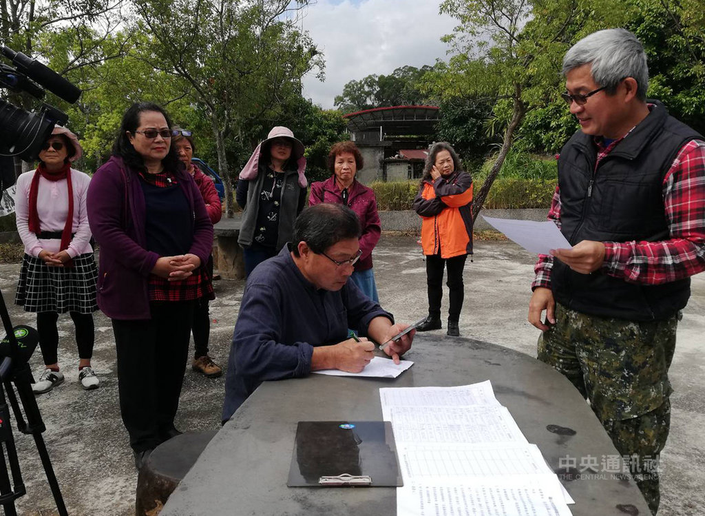 花蓮縣政府計畫在羅山村設置垃圾轉運站,引起村民反彈,羅山村民發起連署,表達反對設置垃圾轉運站、守護環境的決心。(羅山社區發展協會提供)中央社記者李先鳳傳真 109年1月21日