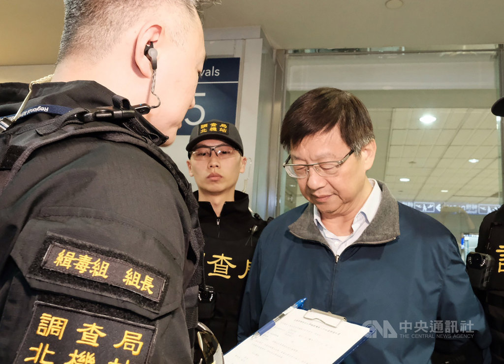 潤寅詐貸案,潛逃美國的通緝犯楊文虎(右)21日傍晚自美國押解返台,楊文虎表示,「非常後悔,非常非常後悔」,但很開心能回到台灣,在美國過得非常不好,「美國不像想像中那麼好」,回台灣即使要接受司法制裁也很高興。中央社記者吳睿騏桃園機場攝 109年1月21日