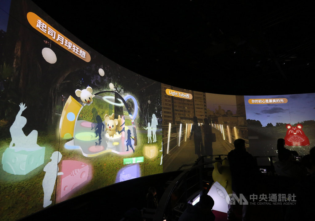 2020台北燈節首採雙主場概念,主題為「TOGETHER WE GLOW 轉洞台北轉動光」,在西門町及南港2邊都有親子互動作品,如東區就有互動裝置「起司月球狂想」,讓孩子們「化身」為小老鼠,在其中跑來跑去。中央社記者郭日曉攝 109年1月21日