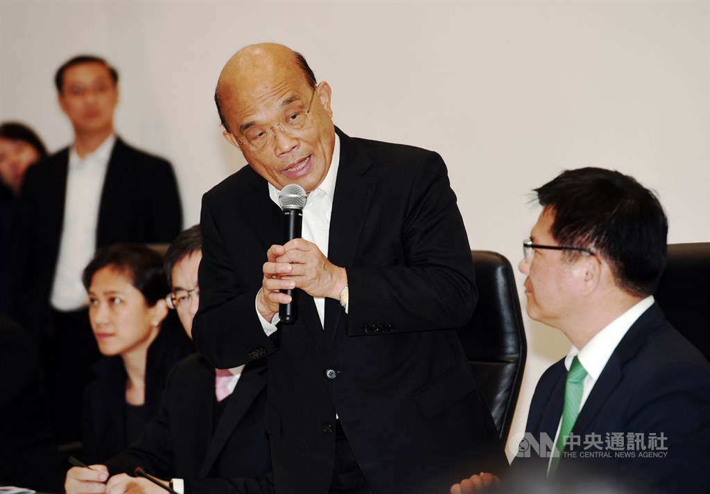 中國武漢肺炎疫情擴散,台灣出現首例確診病例。行政院長蘇貞昌(右2)21日表示,對於武漢肺炎防疫,政府嚴陣以待。中央社記者施宗暉攝 109年1月21日