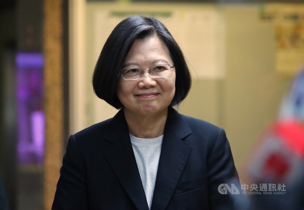 總統蔡英文20日接受媒體專訪,被問到如果有機會進行「蔡習會」是否願意?總統表示,在「和平、對等、民主、對話」基礎上互動,都可考慮。(中央社檔案照片)