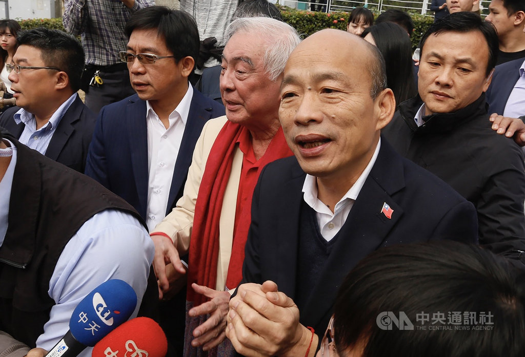 高雄市長韓國瑜(前右)21日出席公開活動時,面對媒體問及罷免危機與國民黨黨籍等相關議題時,僅簡單拱手致意,不發一語隨即離去。中央社記者董俊志攝 109年1月21日