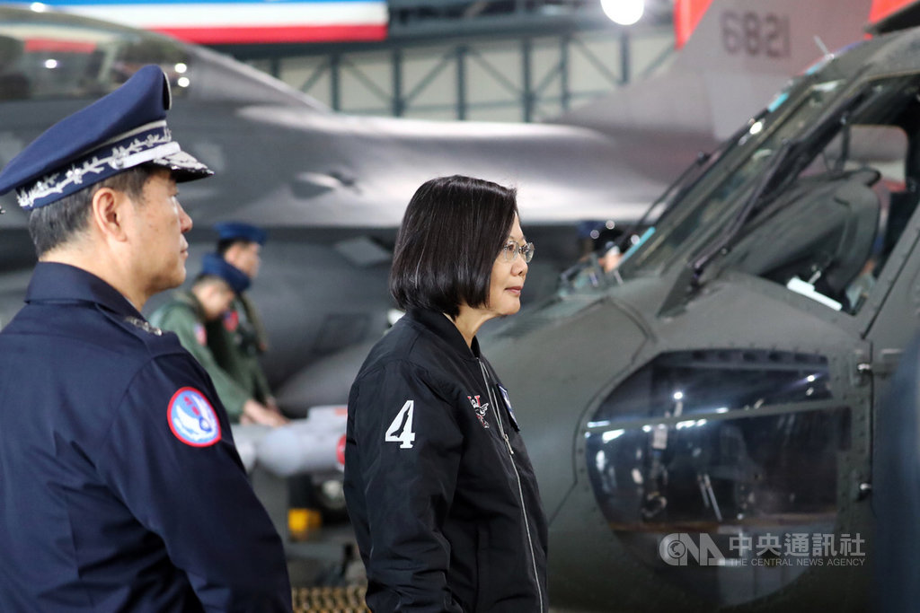 總統蔡英文(右)21日上午前往嘉義慰勉空軍第四戰術戰鬥機聯隊,並聽取空軍F-16V戰機接裝換訓簡報與F-16V戰機、黑鷹直升機及救護裝備介紹。中央社記者王騰毅攝 109年1月21日